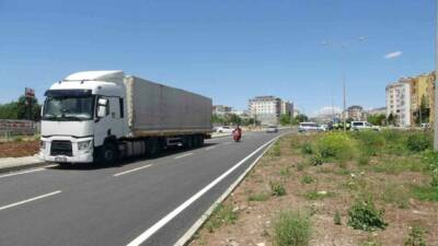 Kilis'te tır ile motosikletin çarpışması sonucu 2 kişi ağır yaralandı.
