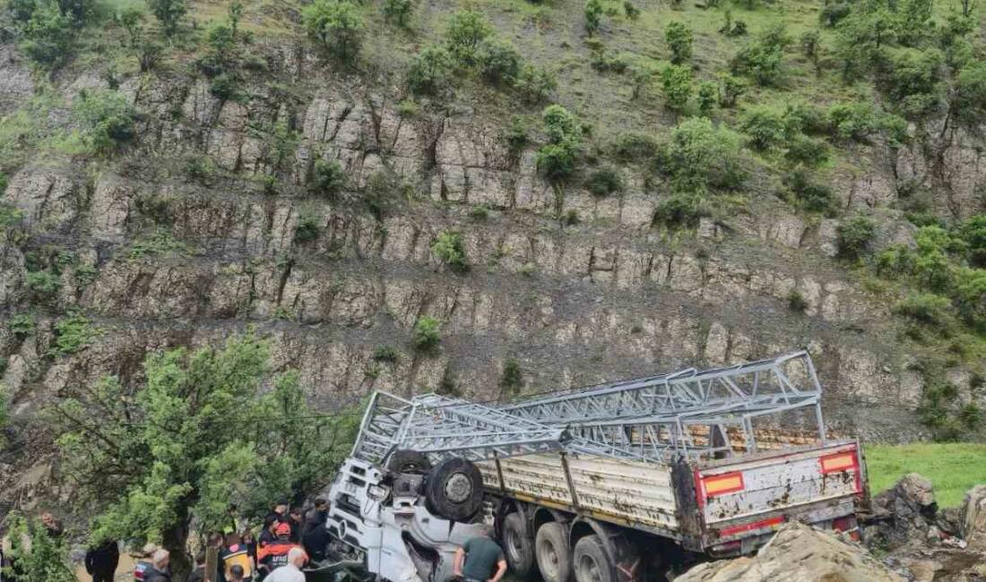 Tırda sıkışan sürücü hayatını kaybetti Şırnak'ta şarampole devrilen tırda sıkışan sürücü, hastanede hayatını kaybetti.