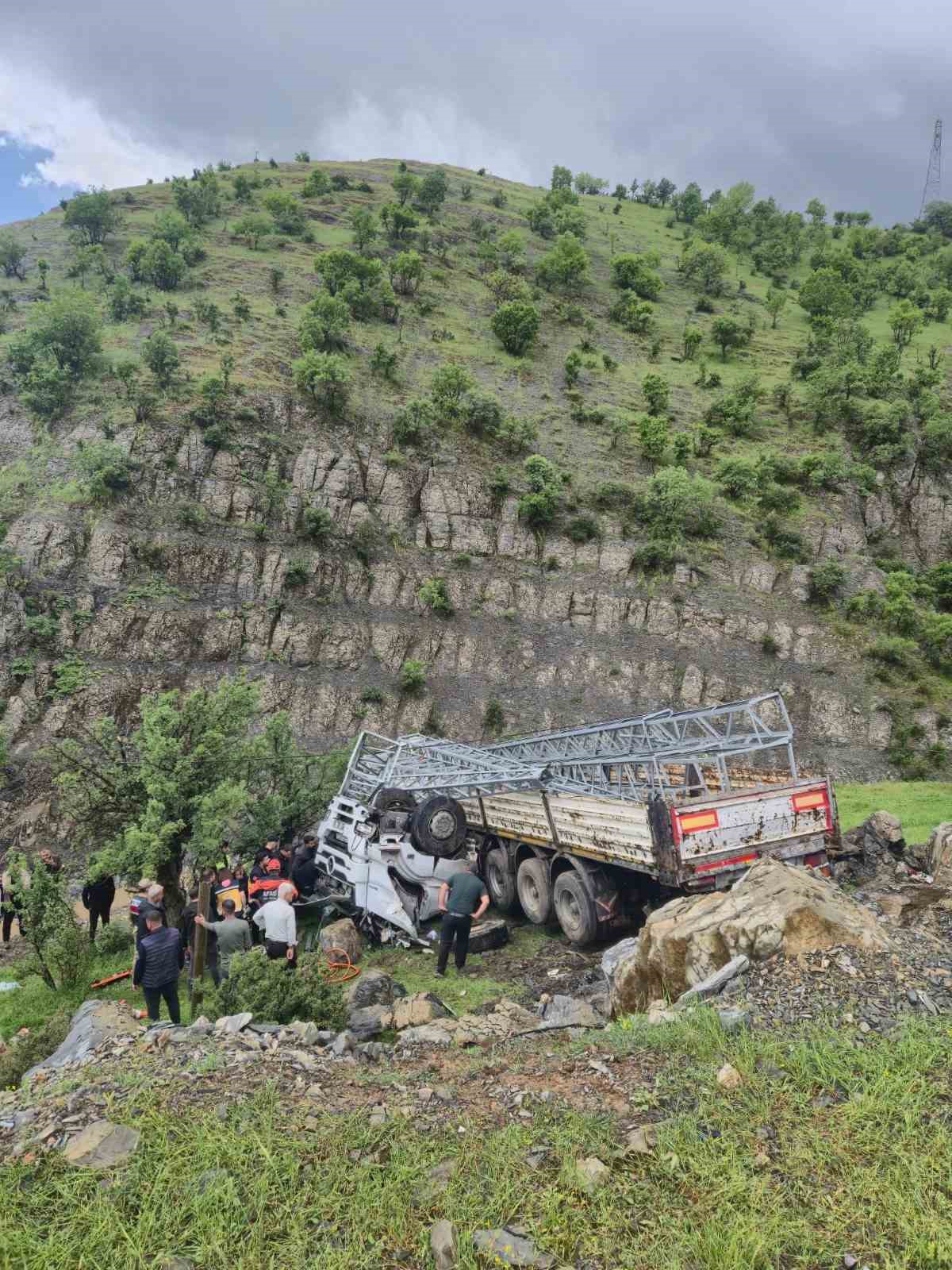 Şırnak'ta şarampole devrilen tırda sıkışan sürücü, hastanede hayatını kaybetti.