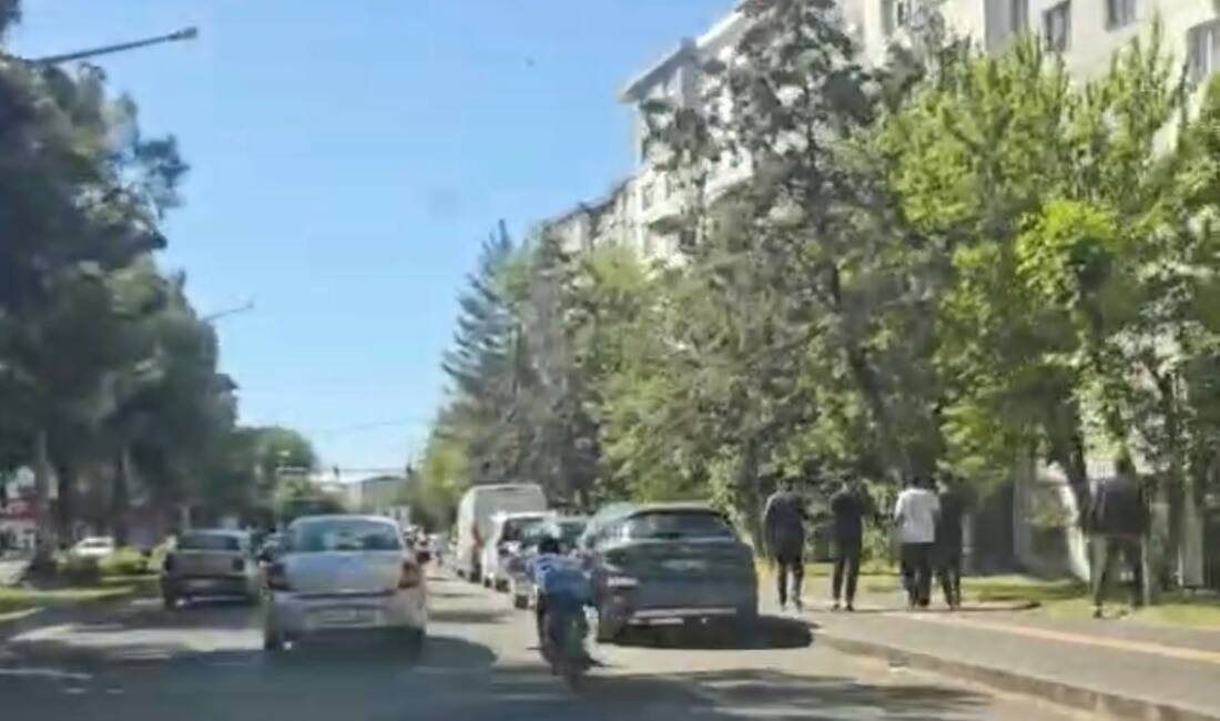 Diyarbakır'ın Bağlar ilçesinde bir sürücünün uzanarak motosiklet kullandığı anlar cep