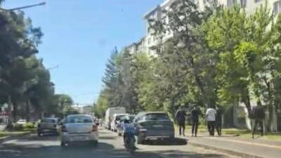 Diyarbakır'ın Bağlar ilçesinde bir sürücünün uzanarak motosiklet kullandığı anlar cep