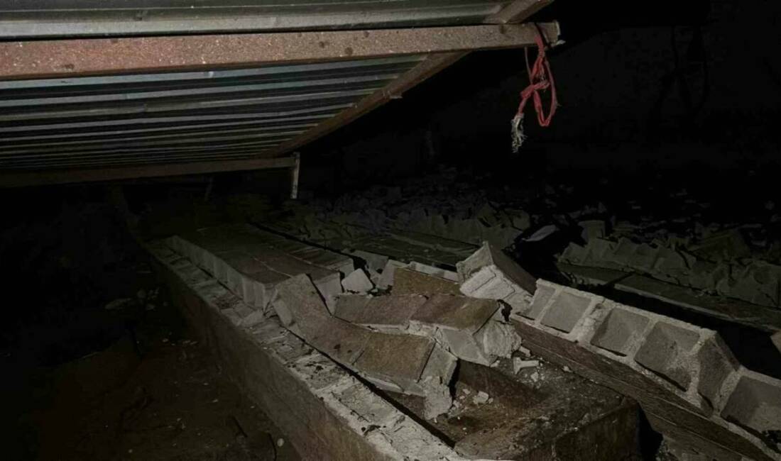 Şanlıurfa’nın Viranşehir kırsalında fırtına sonrası oluşan hortum bir ev ve