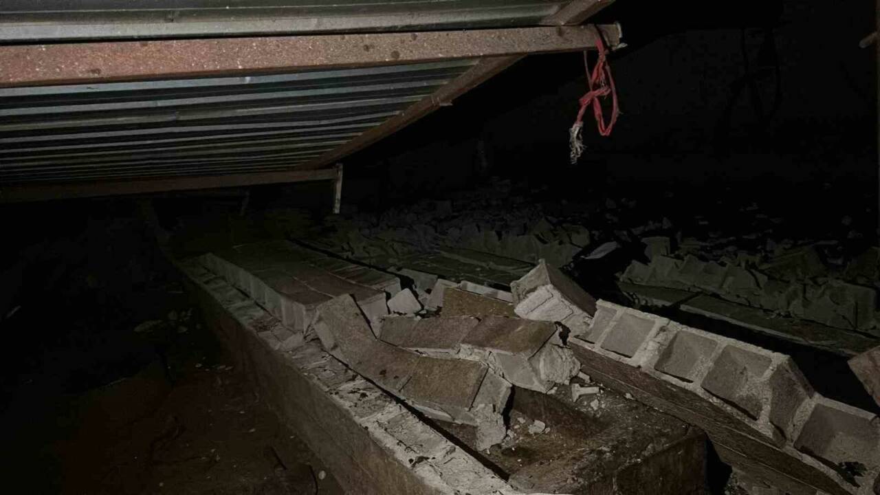 Şanlıurfa’nın Viranşehir kırsalında fırtına sonrası oluşan hortum bir ev ve