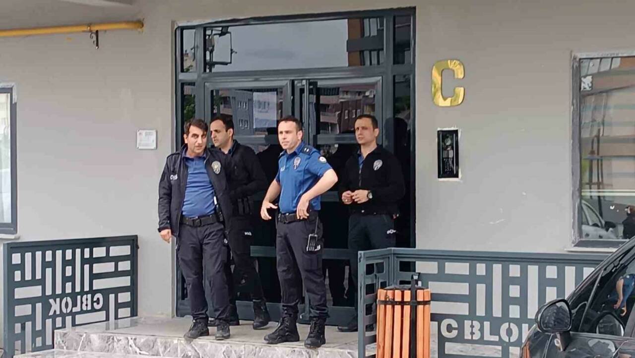 Batman’da elektrik kesintisi nedeniyle asansörde mahsur kalan baba ile çocuğu