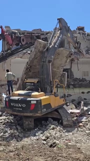 Adıyaman’ın Kahta ilçesinde kontrollü yıkım sırasında beton bloğu iş makinesinin