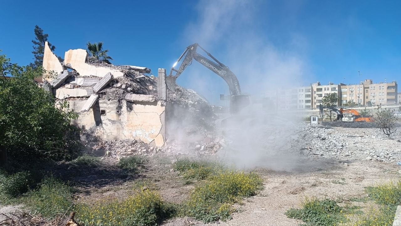Şanlıurfa’da bir binanın yıkımı esnasında yayılan toz bulutu öğrencilerde paniğe