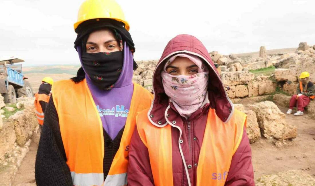 Diyarbakır'ın Çınar ilçesindeki 3 bin yıllık Zerzevan Kalesi kazılarında çalışan