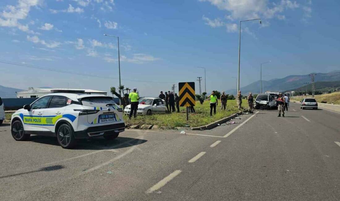 Gaziantep’in İslahiye ilçesinde 2 otomobilin çarpışması sonucu 1 kişi yaralandı.
