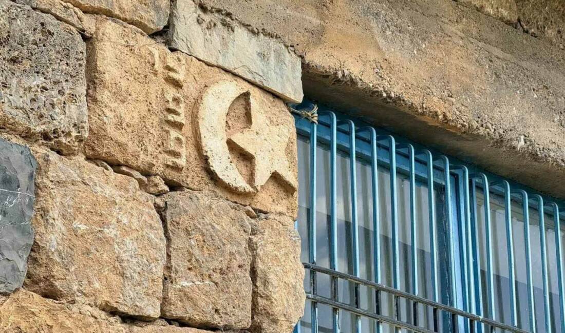 30 yıl önce kendi emeğiyle yaptığı ev turistlerin ilgi odağı oldu Şırnak'ın Uludere ilçesindeki Ortabağ köyünde, Sadık Oslu'nun 30 yıl önce