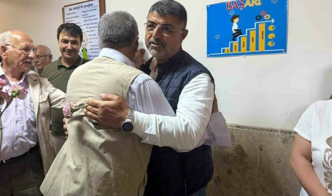 37 yıllık eğitim çınarına duygusal veda Şanlıurfa'nın Siverek ilçesinde 37 yıllık öğretmenlik hayatını tamamlayan Mehmet Sinan