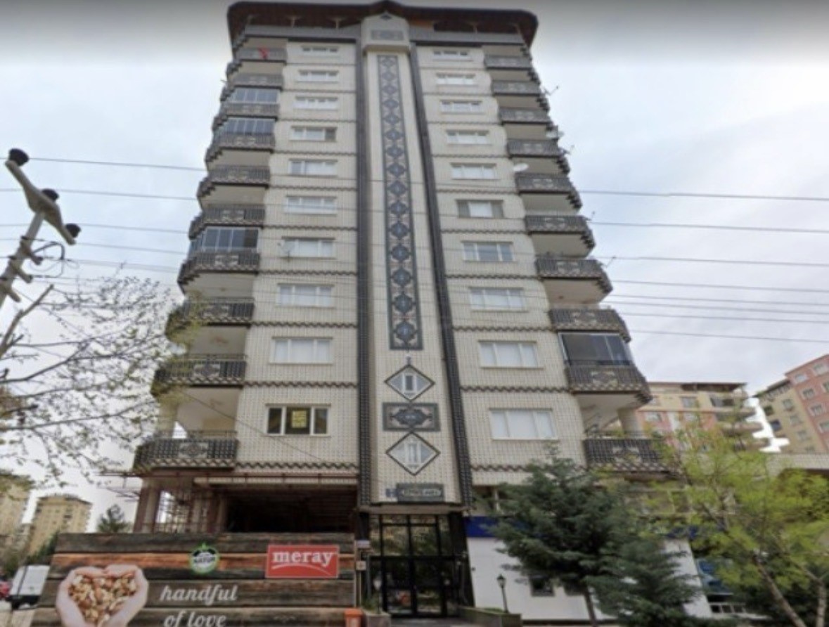 Gaziantep’te 6 Şubat depremlerinde yıkılarak 49 kişiye mezar olan Emre