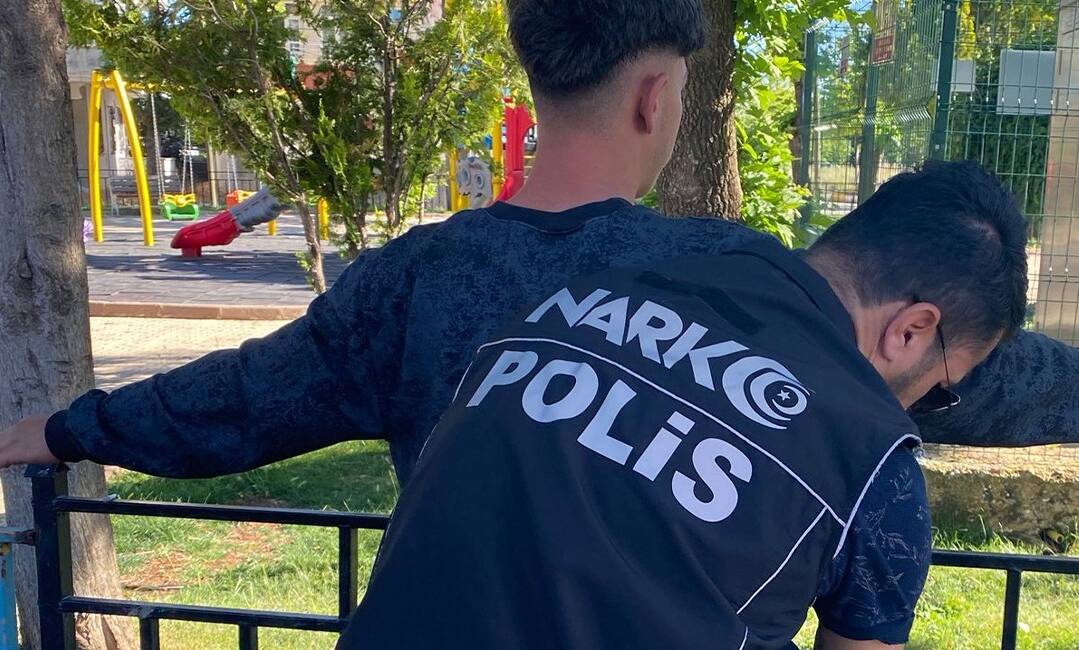 Adıyaman İl Emniyet Müdürlüğü ekiplerince gerçekleştirilen operasyonlarda çeşitli suçlardan aranan