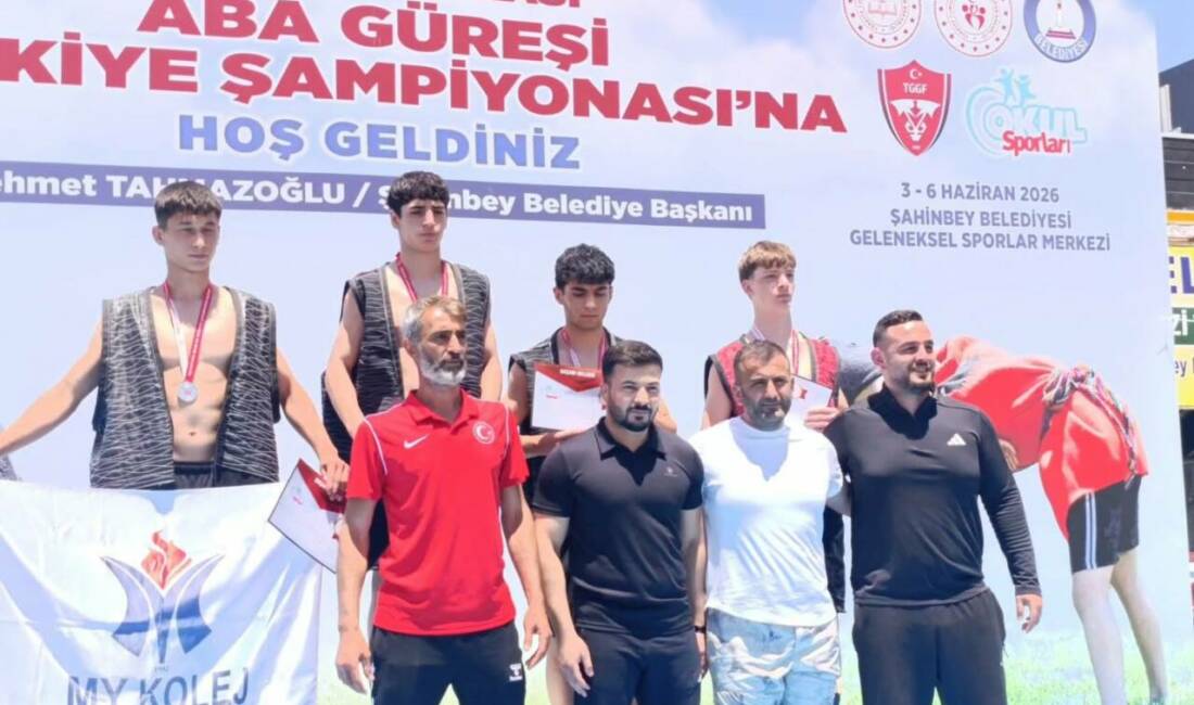 Gaziantep’te düzenlenen Okul Sporları Geleneksel Aba Güreşi Türkiye Şampiyonası’nda mücadele