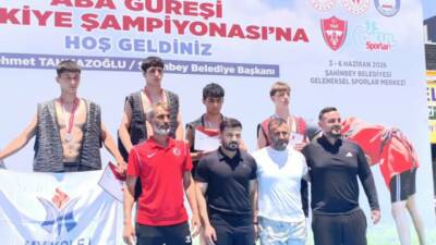 Gaziantep’te düzenlenen Okul Sporları Geleneksel Aba Güreşi Türkiye Şampiyonası’nda mücadele