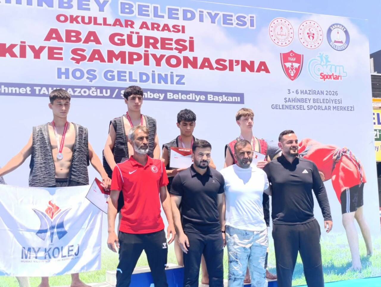 Gaziantep’te düzenlenen Okul Sporları Geleneksel Aba Güreşi Türkiye Şampiyonası’nda mücadele