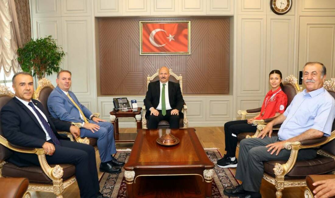 Dünya Okul Sporları Muay Thai Şampiyonası'nda altın madalya kazanarak Türkiye'nin