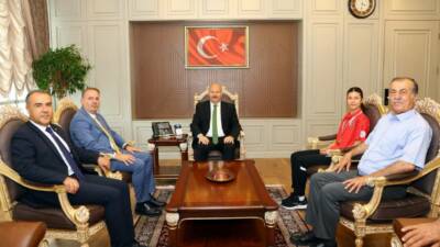 Dünya Okul Sporları Muay Thai Şampiyonası'nda altın madalya kazanarak Türkiye'nin