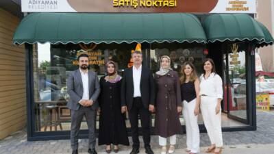 Adıyaman Belediye Başkanı Abdurrahman Tutdere, Altınşehir Mahallesi Gökkuşağı Caddesi’nde hizmet