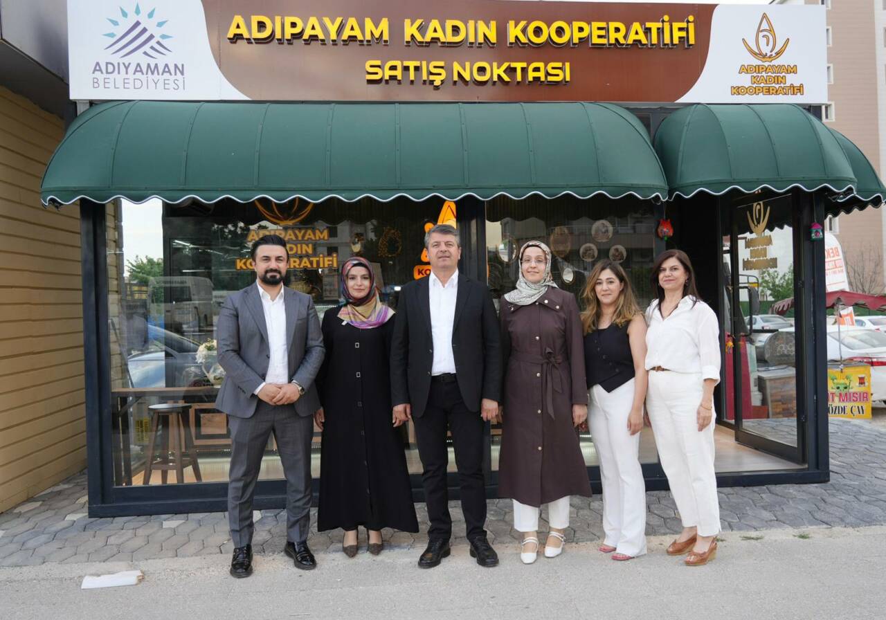 Adıyaman Belediye Başkanı Abdurrahman Tutdere, Altınşehir Mahallesi Gökkuşağı Caddesi’nde hizmet