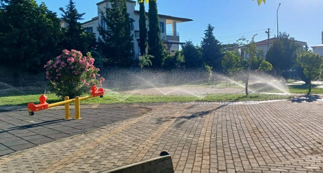 Adıyaman Belediyesi Park ve Bahçeler Müdürlüğü ekipleri, hava sıcaklıklarının artmasıyla