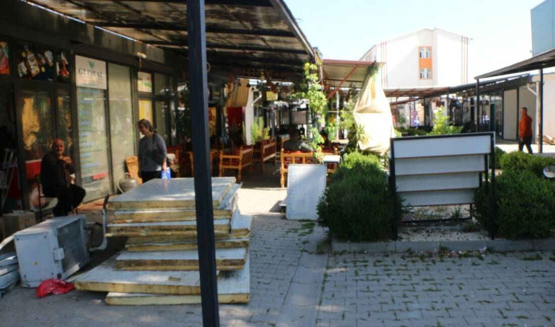 Adıyaman'da deprem sonrası kurulan Balıkesir Çarşısı'nda faaliyet gösteren esnaf, tahliye