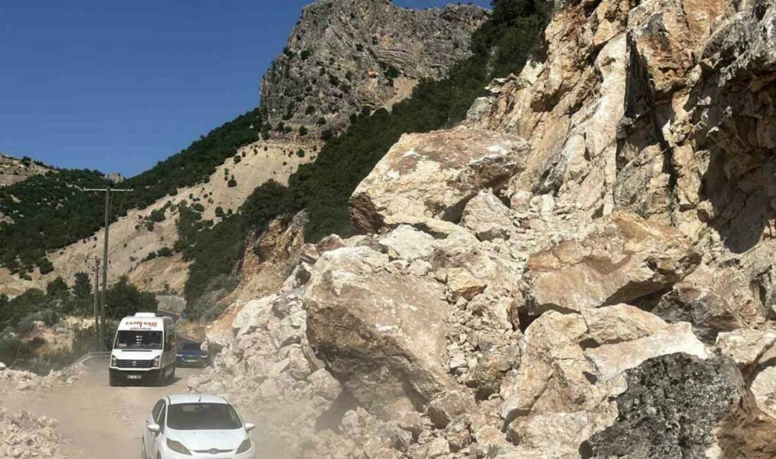 Adıyaman-Çelikhan Karayolunda meydana gelen heyelanda karayoluna dev kaya parçaları düştü.