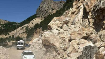 Adıyaman-Çelikhan Karayolunda meydana gelen heyelanda karayoluna dev kaya parçaları düştü.