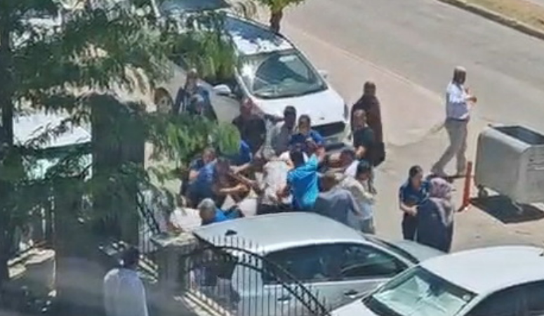 Adıyaman Adliyesi önünde iki grup arasında çıkan yumruklu kavgaya polis