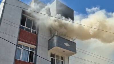 Adıyaman'da bir binanın üçüncü katında çıkan yangında dumandan etkilenen bir