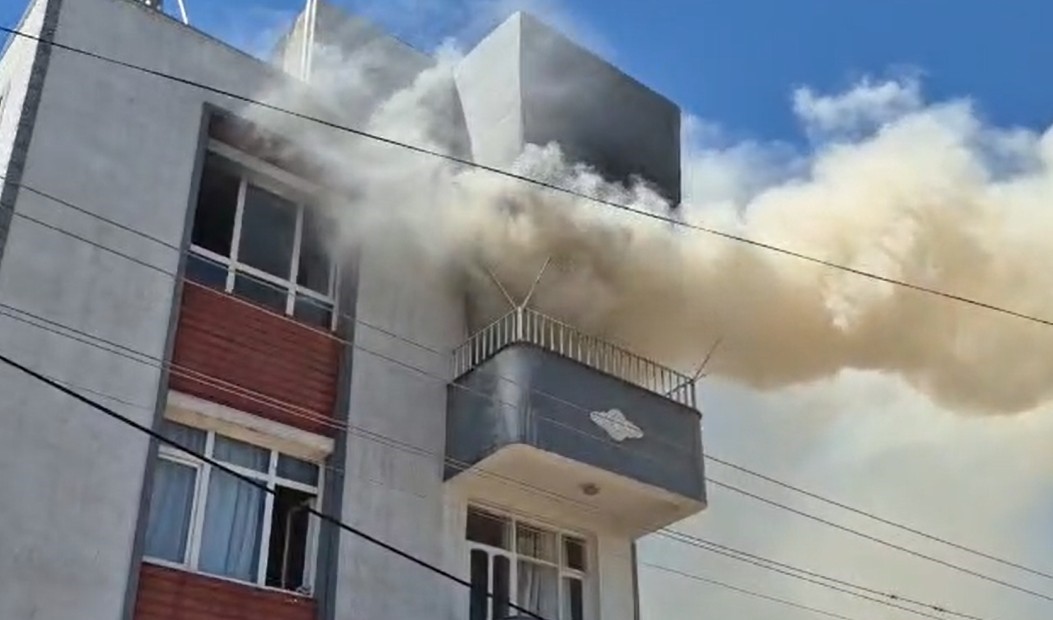 Adıyaman'da bir binanın üçüncü katında çıkan yangında dumandan etkilenen bir
