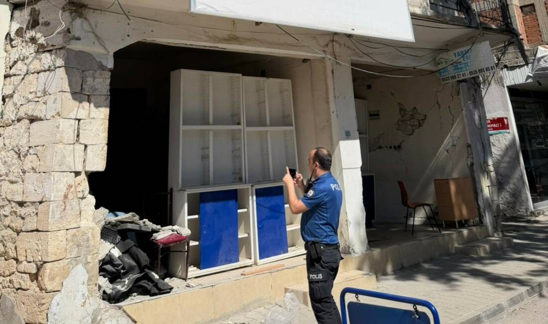 Adıyaman ‘da metruk bir bina çevrede yaşayan vatandaşlar için tehlike