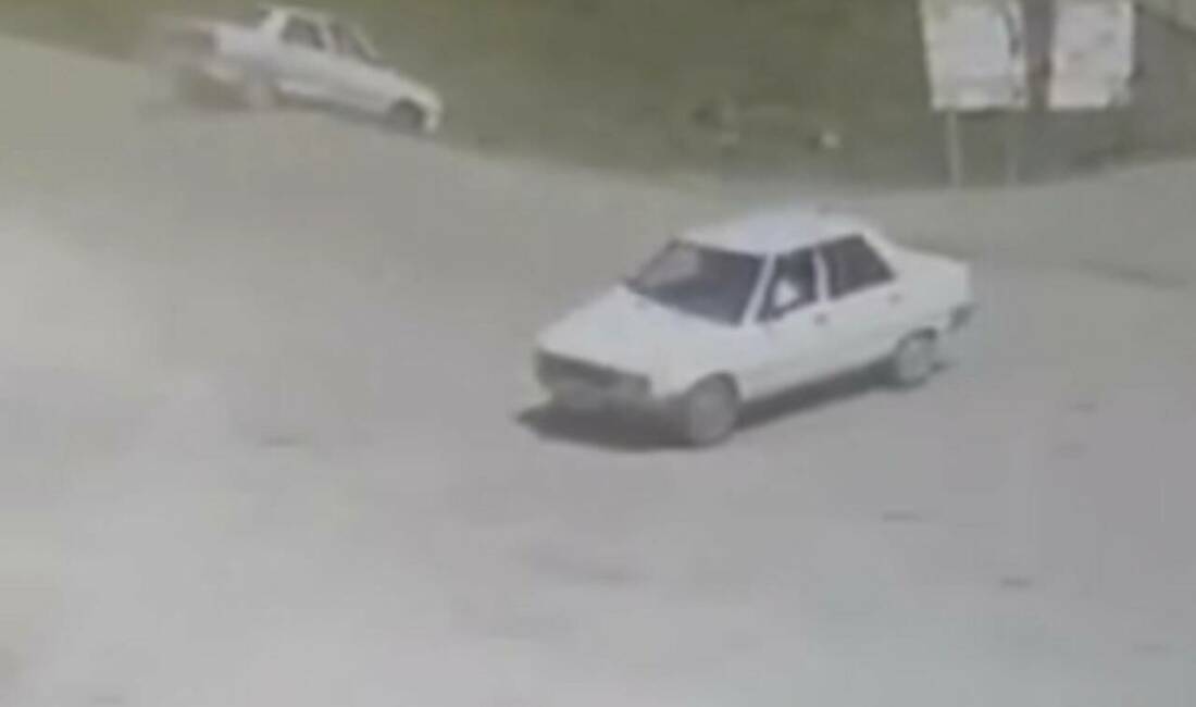 Şanlıurfa’nın Siverek ilçesinde akaryakıt istasyonuna girmeye çalışan iki otomobilin çarpışması
