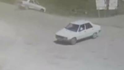Şanlıurfa’nın Siverek ilçesinde akaryakıt istasyonuna girmeye çalışan iki otomobilin çarpışması