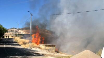 Adıyaman’da elektrik akımına kapılarak alev alan karga bahçe yangınına neden