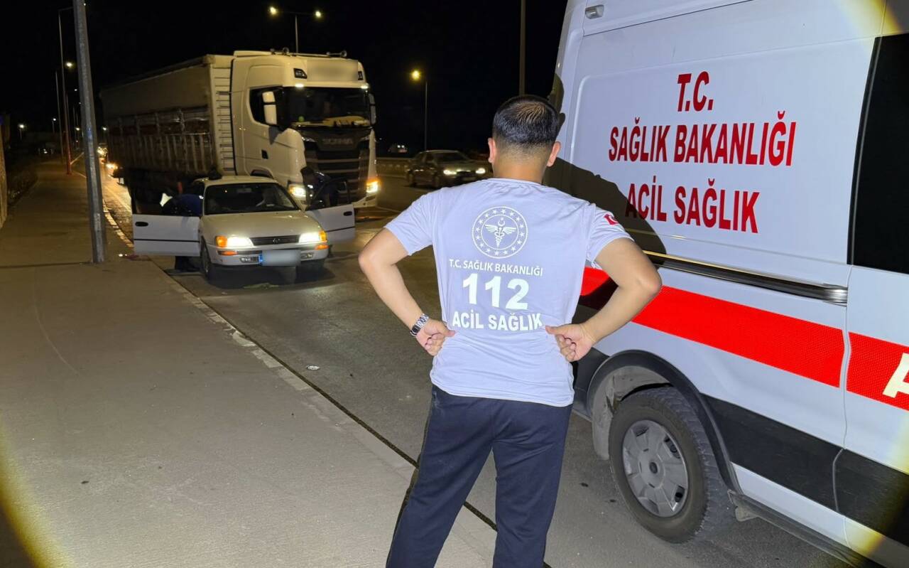 Adıyaman’da yerde hareketsiz bir şekilde yatan sürücü ekipleri harekete geçirdi.