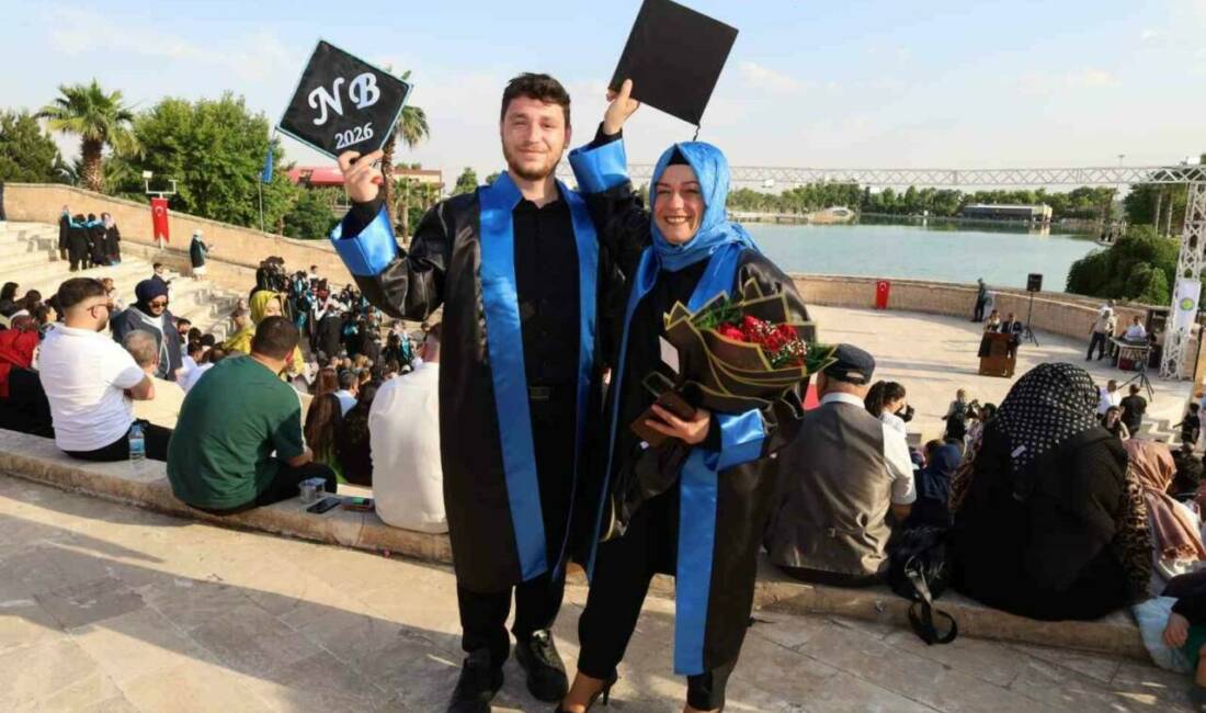 Anne ile oğlu aynı sıradan mezun oldu Şanlıurfa Harran Üniversitesinde (HRÜ) aynı bölümü okuyan anne ve oğlu