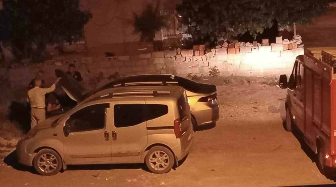 Adıyaman’da, bir otomobilin motor kısmına girerek sıkışan kedi, itfaiye ekiplerince