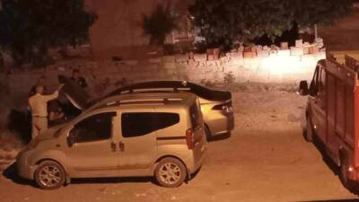 Adıyaman’da, bir otomobilin motor kısmına girerek sıkışan kedi, itfaiye ekiplerince