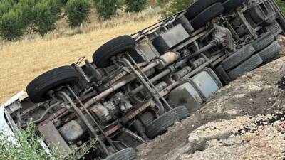 Adıyaman’ın Kahta ilçesinde arpa yüklü kamyonun şarampole devrilmesi sonucu tonlarca