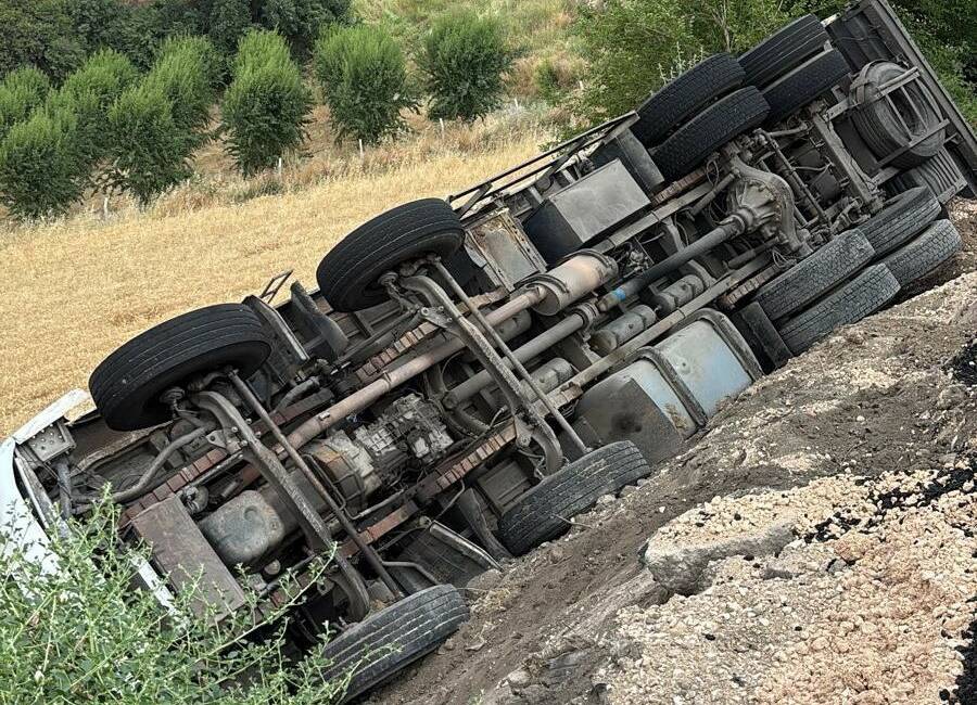 Adıyaman’ın Kahta ilçesinde arpa yüklü kamyonun şarampole devrilmesi sonucu tonlarca
