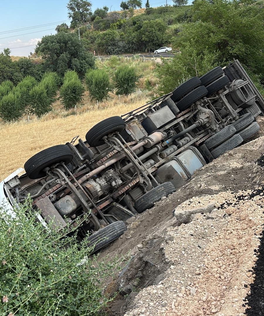 Adıyaman’ın Kahta ilçesinde arpa yüklü kamyonun şarampole devrilmesi sonucu tonlarca