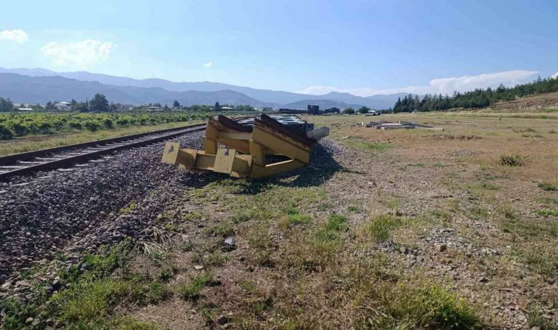 Gaziantep’in İslahiye ilçesinde manevra yapmak isteyen trenin vagonları ayrılarak kontrolden