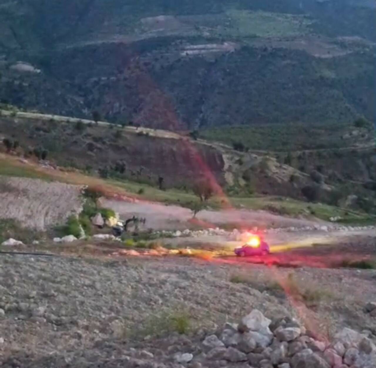 Siirt’in Pervari ilçesinde, babasının kullandığı iş makinesinin altında kalan 3
