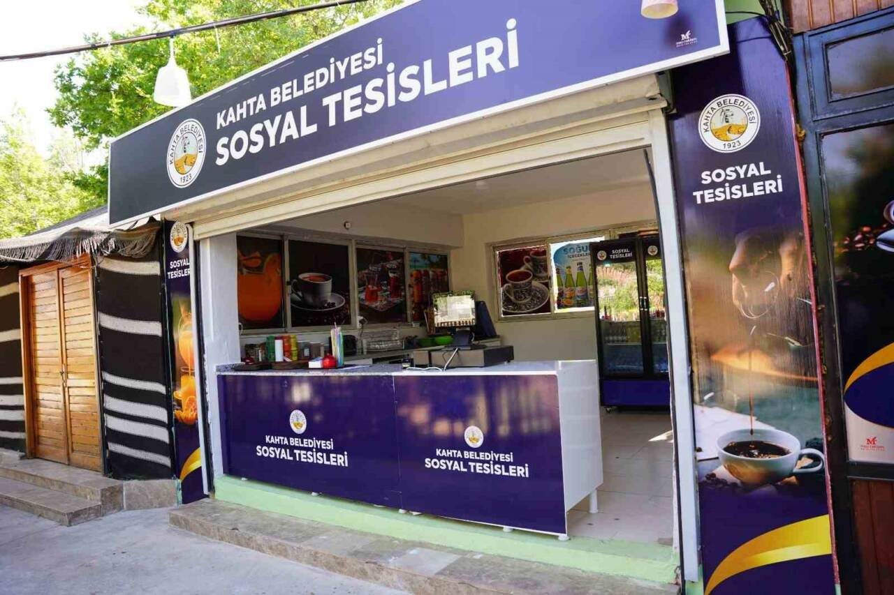 Adıyaman Kâhta Belediye Başkanı Mehmet Can Halllaç, seçim döneminde vatandaşlara
