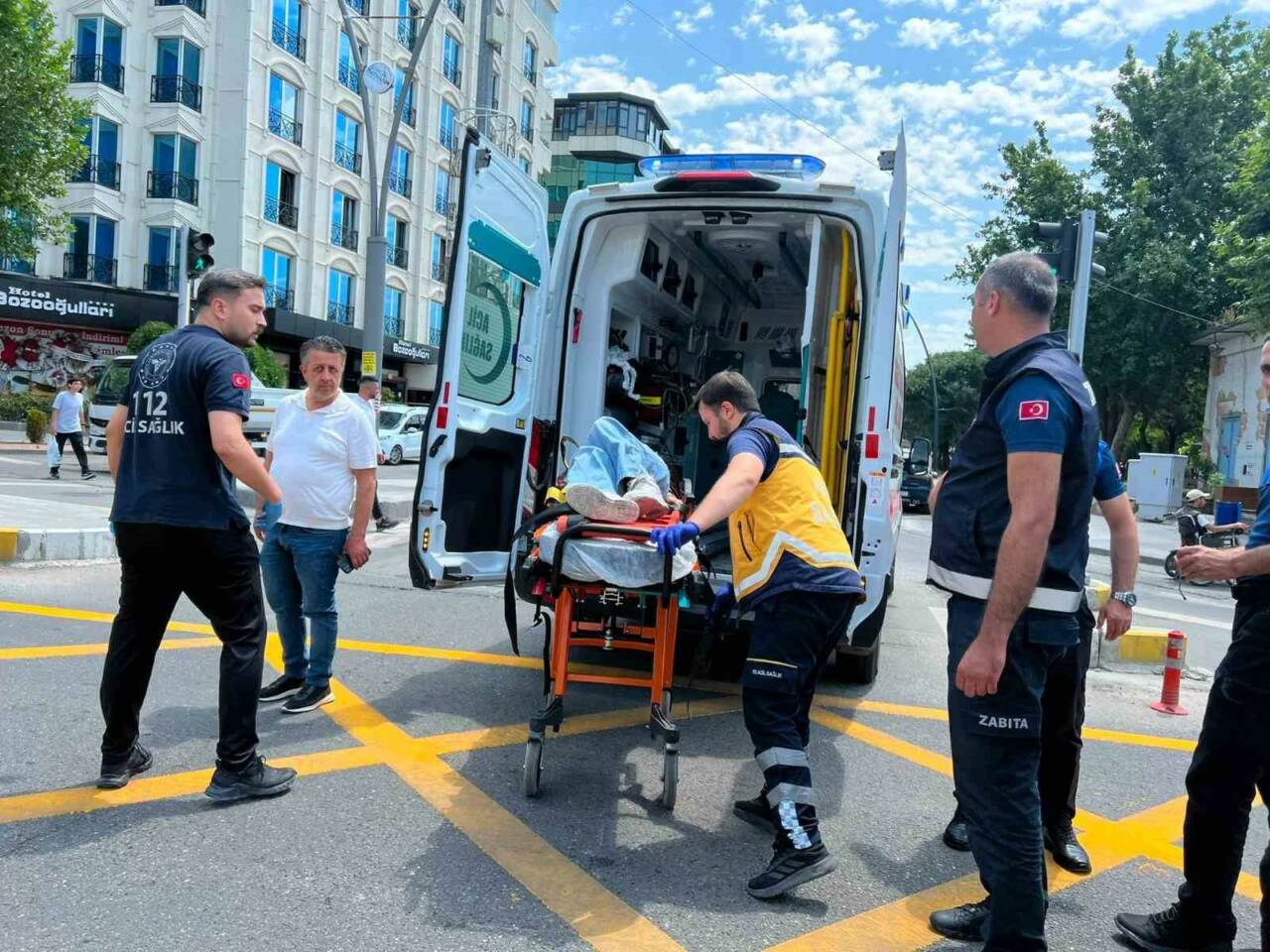 Batman’da motosiklet kazasında sürücü ve yaya yaralandı.