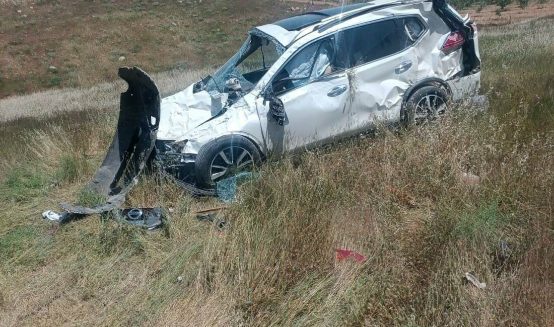 Batman’ın Hasankeyf ilçesinde meydana gelen trafik kazasında bir otomobil şarampole