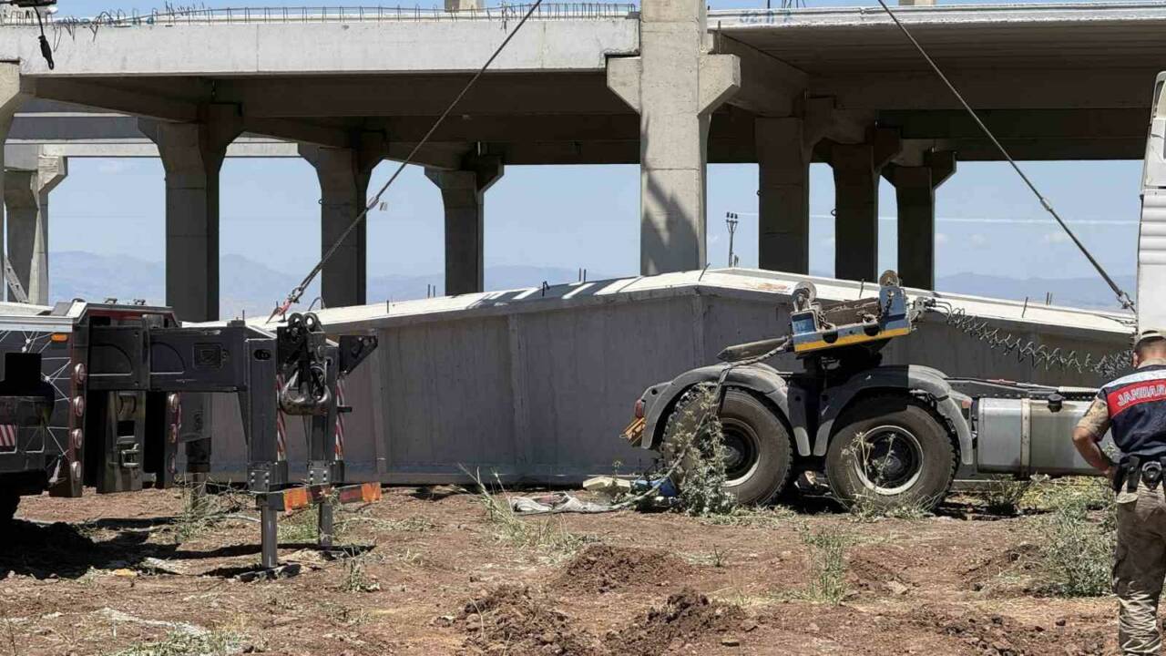 Diyarbakır’ın merkez Kayapınar ilçesinde üzerine beton blok düşmesi sonucu ağır