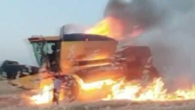 Adıyaman’da ekili alanı biçmeye çalışan bir biçerdöver alev alarak yandı.