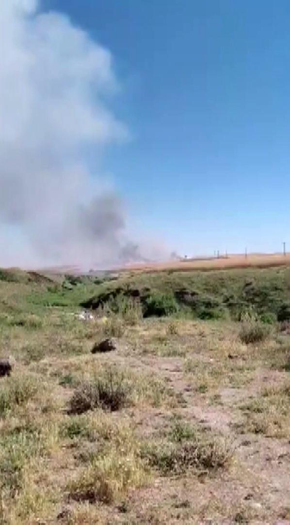 Diyarbakır’ın Silvan ilçesinde hasat yapan biçerdöverden çıkan kıvılcım ekili ve