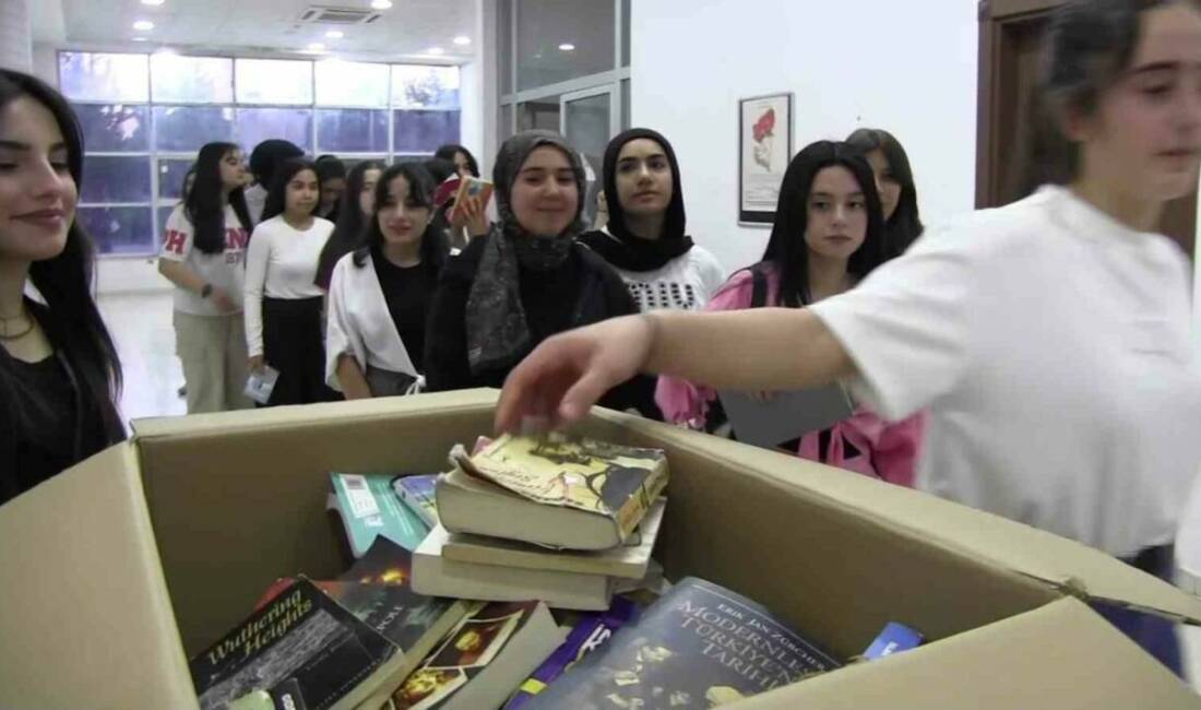 Siirt’te öğretmen ve sağlık çalışanlarından oluşan "Persona Sanat Topluluğu", sahneledikleri